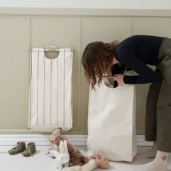 ReCollector - væghængt opbevaringsløsning til vasketøj - Chestnut red