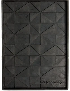 Tica Copenhagen - Skobakke - Graphic - Small - L: 38 cm. B: 28 cm.