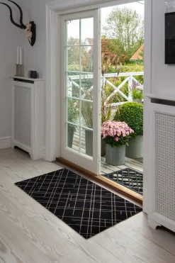 Tica Copenhagen - Smudsmåtte - Lines - Sort/Sand - 90x130 cm.