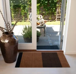 Tica Copenhagen - Smudsmåtte - Stripes Horizon - Cognac/Dark Brown/Black - 40x60 cm