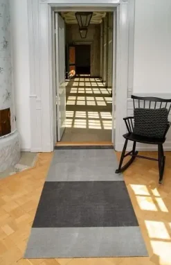 Tica Copenhagen - Smudsmåtte - Stripes Horizon - Steelgrey/Lysegrå - 90x130 cm