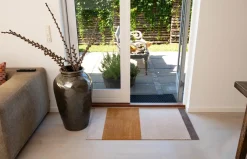 Tica Copenhagen - Smudsmåtte - Stripes Horizon - Ivory-Dijon-Brown - 40x60 cm