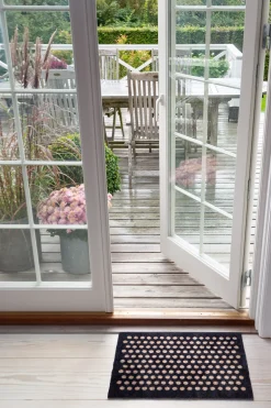 Tica Copenhagen - Smudsmåtte - Dots - Sort/Sand - 40x60 cm.