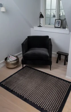 Tica Copenhagen - Smudsmåtte - Dots - Sort/Sand - 90x130 cm