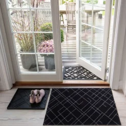 Tica Copenhagen - Smudsmåtte - Lines - Sort/grå - 60x90 cm