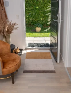 Tica Copenhagen - Smudsmåtte - Stripes Horizon - Ivory-Dijon-Brown - 60x90 cm