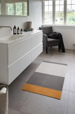 Tica Copenhagen - Smudsmåtte - Stripes Horizon - Lysegrå/Steelgrey/Dijon - 40x60 cm