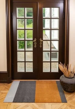 Tica Copenhagen - Smudsmåtte - Stripes Horizon - Lysegrå/Steelgrey/Dijon - 40x60 cm