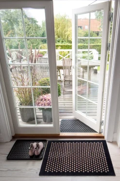 Tica Copenhagen - Smudsmåtte - Dots - Sort/Sand - 60x90 cm