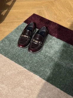 Tica Copenhagen - Smudsmåtte - Stripes Horizon - Grøn/Ivory/Bordeaux - 67x120 cm